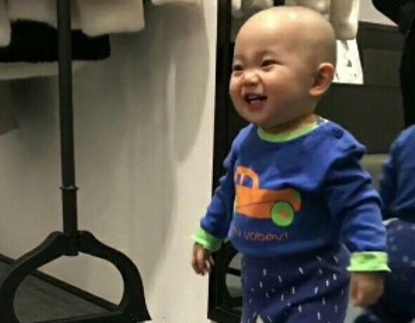 宝宝发现头皮凉凉的，在镜子前一照，看到宝宝反应，妈妈哈哈笑