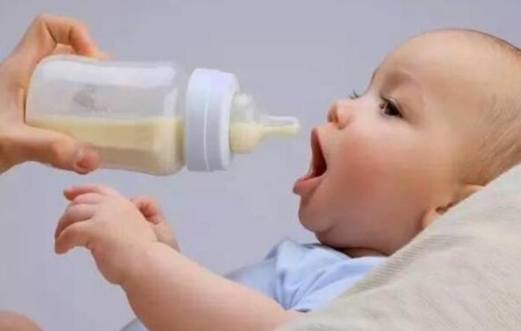奶粉冲不好，竟让孩子上火胀气！几个小技巧，孩子不上火营养足