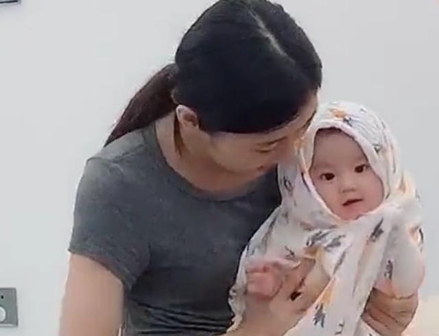 听说小姨要去上学了，小外甥的反应过于激烈，网友：宝宝真有福气