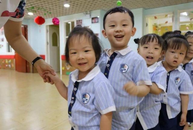 孩子第一天上幼儿园，妈妈就接到了老师的电话，无奈把孩子接回家