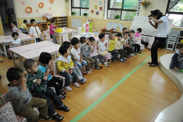 爸爸送女儿上幼儿园痛哭，网友：男儿有泪不轻弹，只是未到开学时