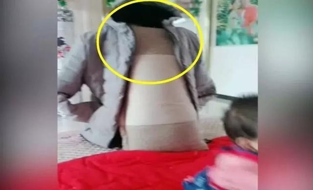 妈妈下楼拿快递，摆个“假妈妈”盯着双胞胎，这画面原谅我笑了！