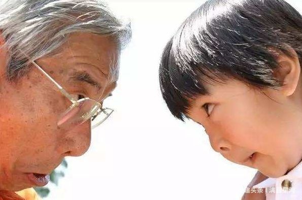 为啥不能让孩子和老人一起睡？这无关迷信，而是有科学依据的