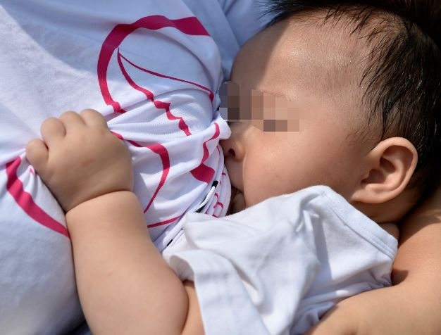 高龄产妇每次给孩子喂奶都反锁门，婆婆起疑偷看，当场不淡定了