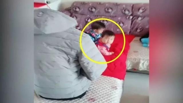 妈妈下楼拿快递，摆个“假妈妈”盯着双胞胎，这画面原谅我笑了！