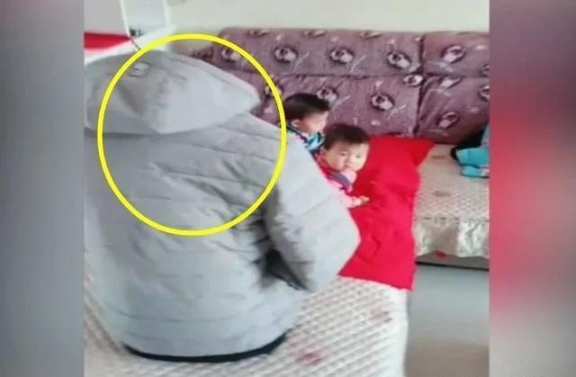 妈妈下楼拿快递，摆个“假妈妈”盯着双胞胎，这画面原谅我笑了！