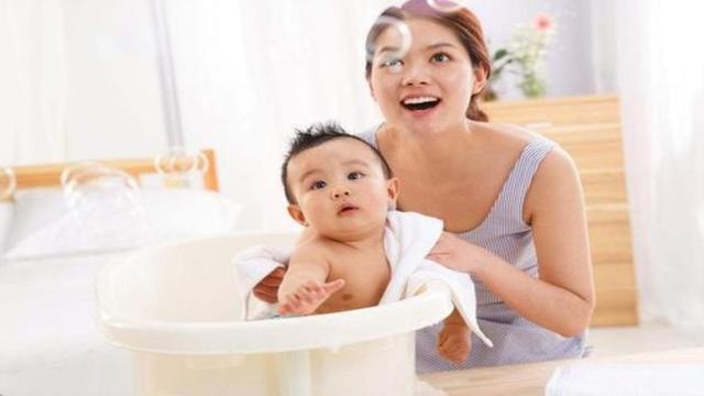 孩子大哭抗拒洗澡，医生表示没问题，看完监控爸爸果断开除保姆