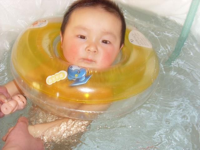 孩子大哭抗拒洗澡，医生表示没问题，看完监控爸爸果断开除保姆