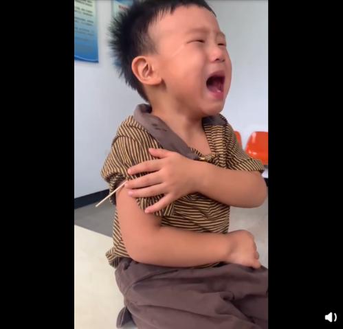 风水轮流转，苍天饶过谁！小男孩嘲笑别人打针，随后自己哭到扭曲