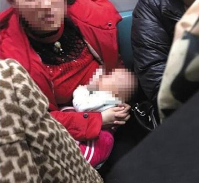 宝妈在地铁上喂奶，被男子骂没有形象，六岁女孩的话让所有人深思