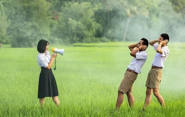 孩子插嘴太烦人，家长该怎么引导？这3个方法比说“闭嘴”要管用