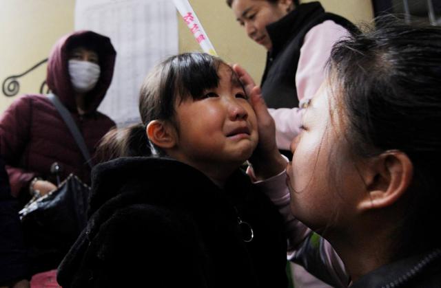 5岁女孩幼儿园摔骨折，老师的一系列做法，令家长愤怒