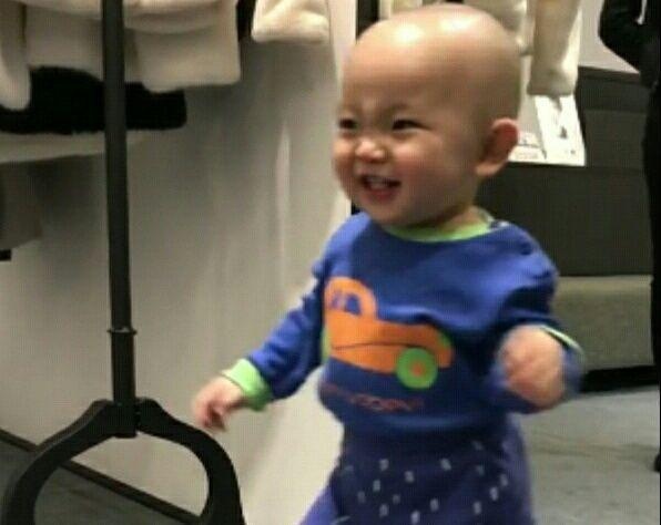 宝宝发现头皮凉凉的，在镜子前一照，看到宝宝反应，妈妈哈哈笑
