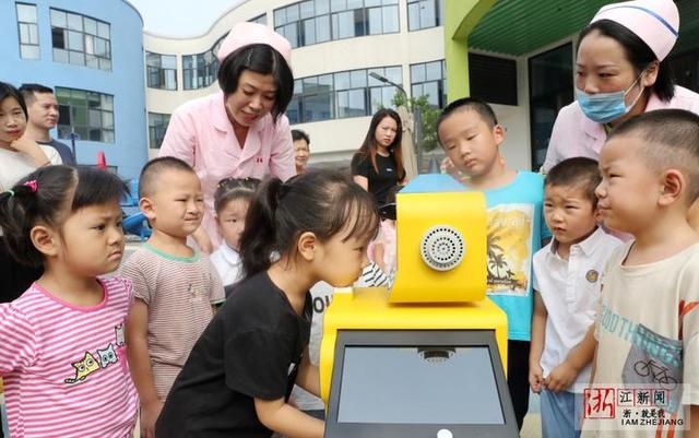 德清：幼儿园来了晨检机器人