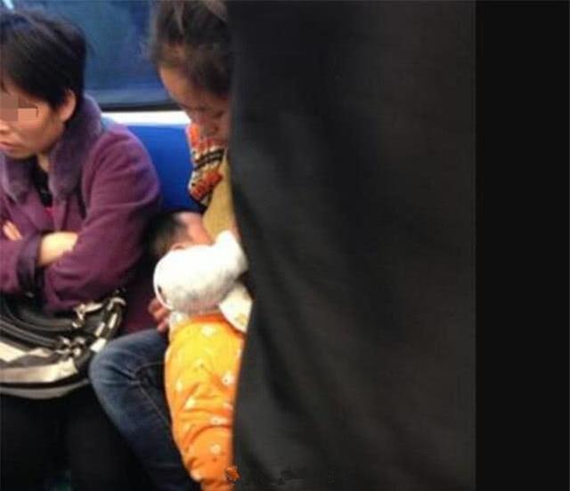 宝妈在地铁上喂奶，被男子骂没有形象，六岁女孩的话让所有人深思