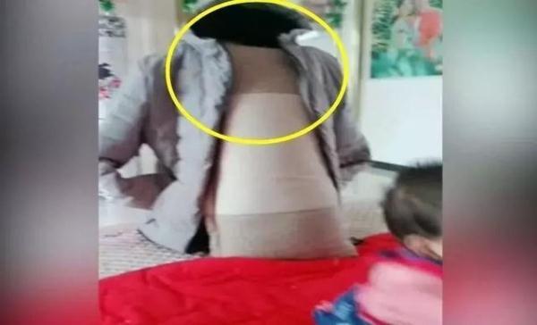 妈妈下楼拿快递，摆个“假妈妈”盯着双胞胎，这画面原谅我笑了