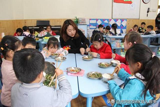 幼儿园一顿几块钱的伙食够给孩子吃吗？老师一张照片让父母放心