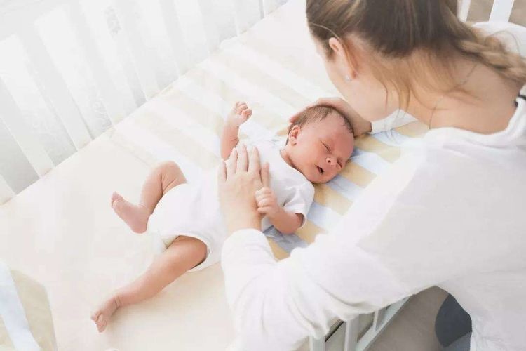 宝宝吃奶粉后，若常出现4个症状，可能是不适合，父母要及时更换