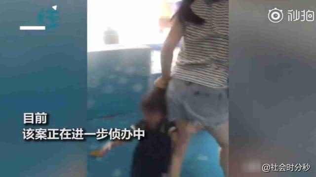 素质！幼童抢玩具引冲突 家长抓住对方2岁小女孩头发在地上拖行