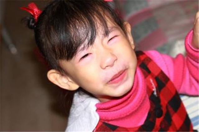 ?奶奶执意“睡扁头”，导致孙女脑壳变形，还被同学戏称“妖怪”