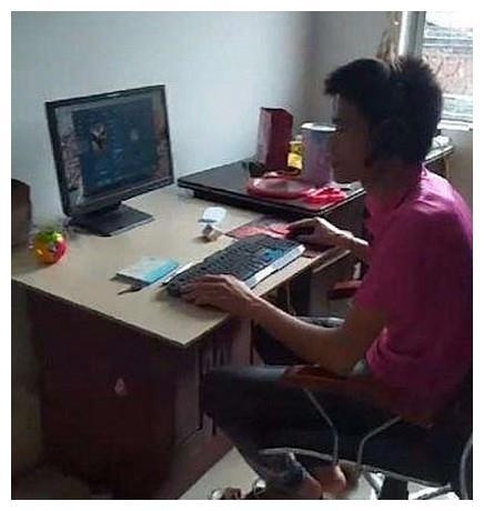 难怪爸爸带孩子妈妈都不放心，这宝爸为了玩竟把宝宝挂门上了