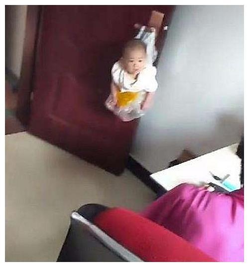 难怪爸爸带孩子妈妈都不放心，这宝爸为了玩竟把宝宝挂门上了