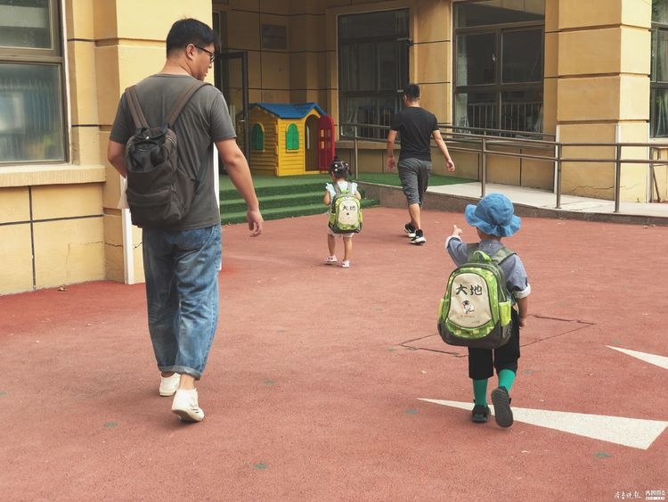 娃儿入托泪奔，妈妈没哭但手里不停扒拉着班级群看实况