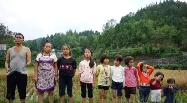 为要个儿子，宝妈13年连生9娃，儿子如愿出生后，全家却乱作一团