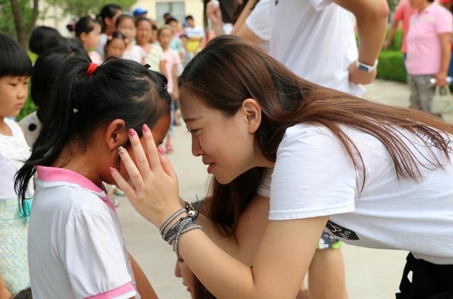 5岁女孩在幼儿园喊肚子疼，妈妈质问老师，老师：问你老公去
