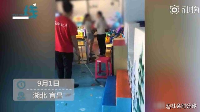 素质！幼童抢玩具引冲突 家长抓住对方2岁小女孩头发在地上拖行