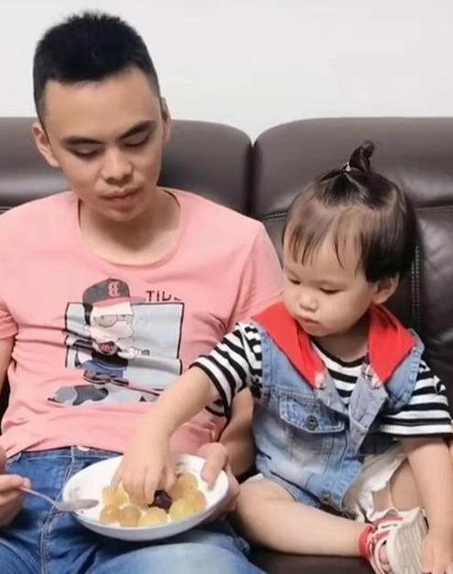 辛苦剥好的葡萄被爸爸偷吃，女儿反应笑翻网友：报应来得太快了