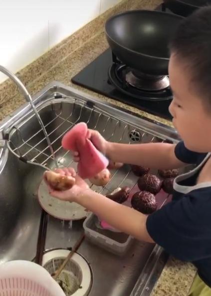 爸爸让儿子帮忙洗蘑菇，孩子给蘑菇做了“抛光”，网友：秃噜皮了