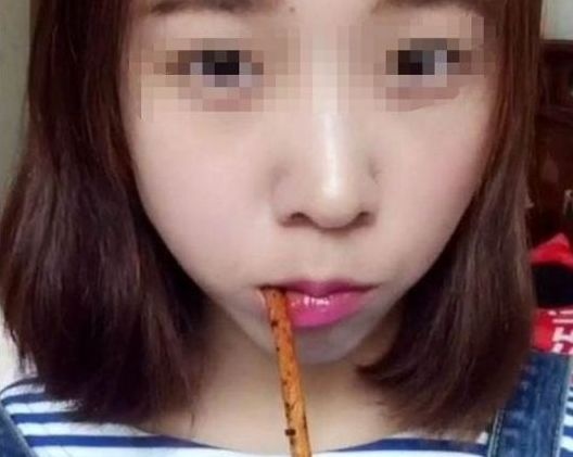 妻子怀孕以是女儿很高兴，辣条当饭吃，医生检查后才反应过来