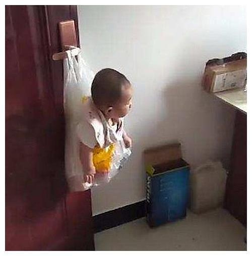 难怪爸爸带孩子妈妈都不放心，这宝爸为了玩竟把宝宝挂门上了