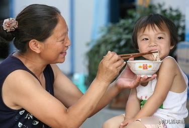 这10种婆婆不适合带孩子，看看你家里中了几种？来对号入座吧