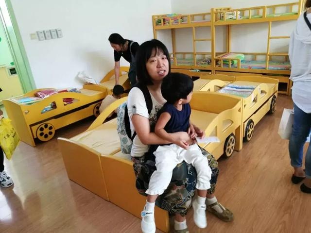 “灾难片”来了！幼儿园开学第一天是这样的，上演各式哭闹，看看老师怎么做