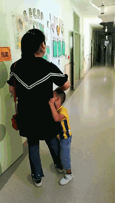 “灾难片”来了！幼儿园开学第一天是这样的，上演各式哭闹，看看老师怎么做