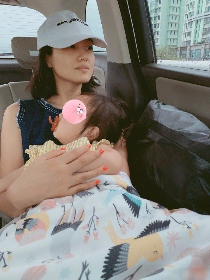 朱丹2岁女儿玩拼图智商高，患乳腺炎仍亲自哺乳，超级痛苦