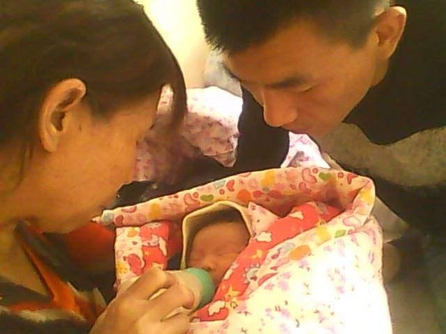 妈妈含泪同意切除女儿卵巢，忽略这些症状使她害了孩子！