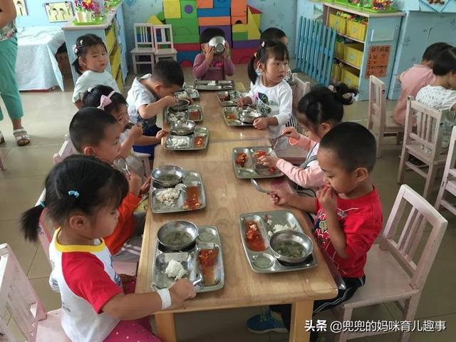 幼儿园一顿几块钱的伙食够给孩子吃吗？老师一张照片让父母放心