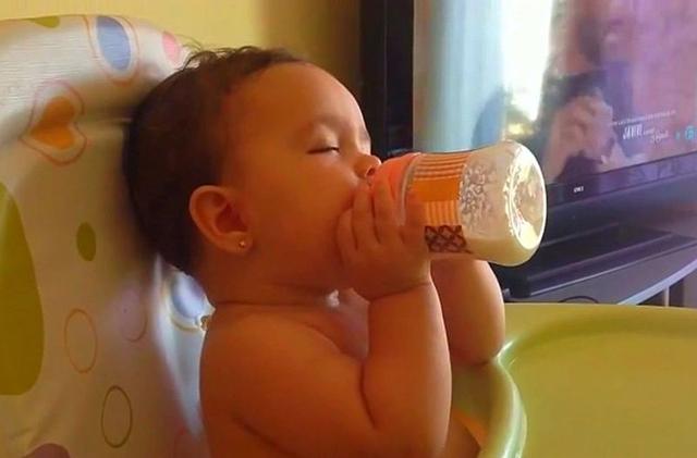 孩子1岁后母乳就没营养了？听完医生的话，发现很多人都理解错了
