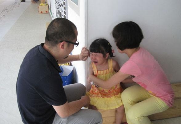5岁女孩在幼儿园喊肚子疼，妈妈质问老师，老师：问你老公去