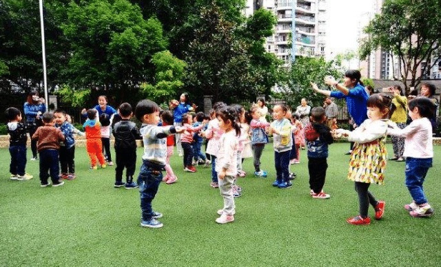 宝宝入园后，这四种行为家长不可有，尤其是第一种，伤害很大！