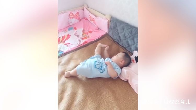 孩子这样子已经很久了，他在想什么那么入神, 宝宝你不累吗？
