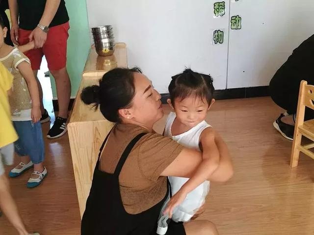 “灾难片”来了！幼儿园开学第一天是这样的，上演各式哭闹，看看老师怎么做