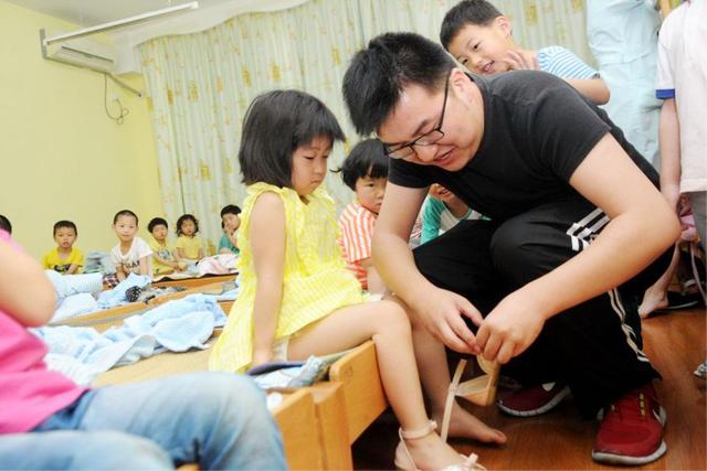 开学第一天，园长遭“围攻”，幼儿园这个做法引起家长不满