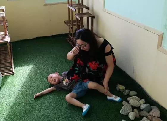 “灾难片”来了！幼儿园开学第一天是这样的，上演各式哭闹，看看老师怎么做