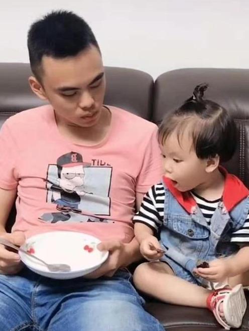 辛苦剥好的葡萄被爸爸偷吃，女儿反应笑翻网友：报应来得太快了