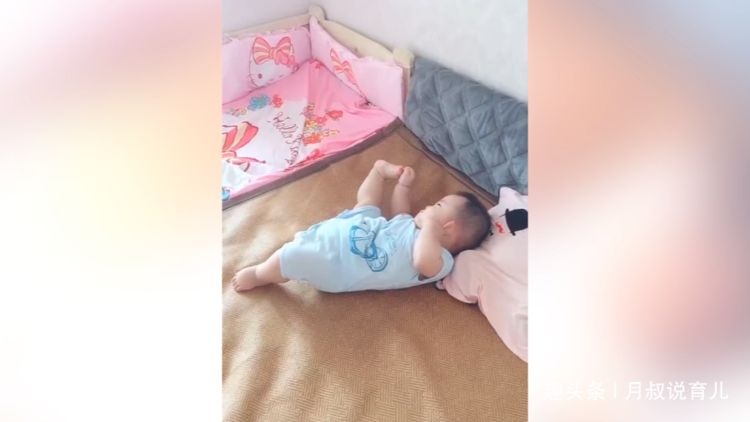 孩子这样子已经很久了，他在想什么那么入神, 宝宝你不累吗？