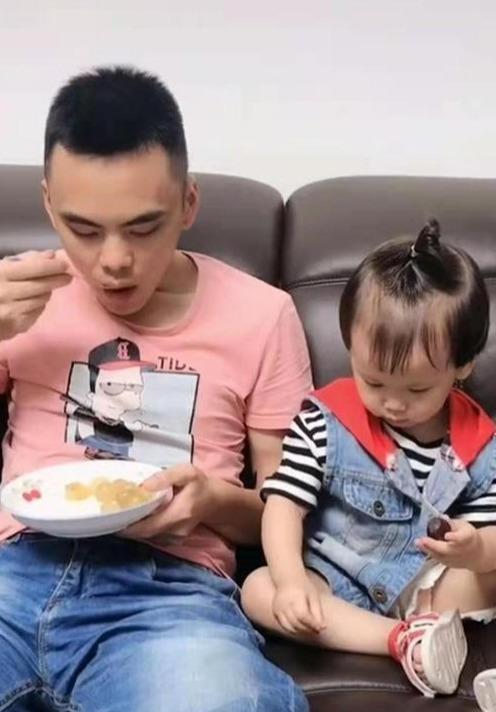 辛苦剥好的葡萄被爸爸偷吃，女儿反应笑翻网友：报应来得太快了